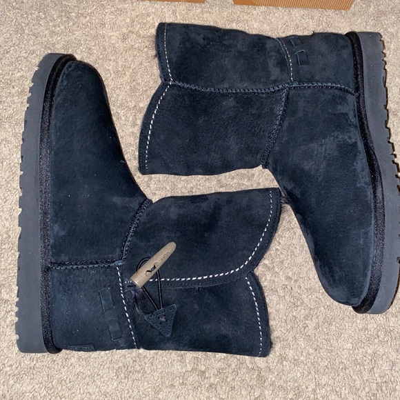 UGG Women’s Meadow buckle fold over boot in Black size 7 - Picture 6 of 9